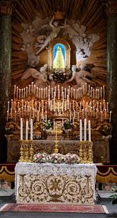 Deriva dall'associazione di marchigiani residenti in roma costituitasi all'inizio del 1600 poi divenuta confraternita della santa casa di loreto nel 1633 sotto il pontificato di urbano viii. Santuario Di San Salvatore In Lauro Reviews Facebook