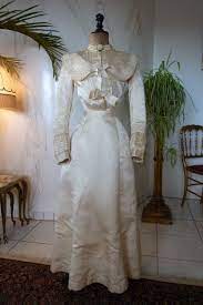 Brautkleid spitze hochzeit brautkleider romantisch brautkleid hochzeit kleidung meine hochzeit ballkleid hochzeitkleider lange schleppe. Robe De Mariee En Soie Ivoire Victorien Robe Antique Antique Robe Robe De Mariee Ca 1896 Vintage Attire Antique Wedding Gown Silk Wedding Gown