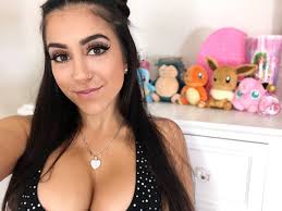Lena The Plug exhibe su prominente retaguardia posando en tanguita y sin  sostén - La Raza