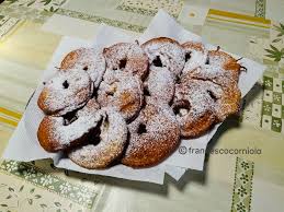 Le frittelline di mele sono delle deliziose frittelle dolci ricchissime di mele, profumate, super soffici e pronte in pochissimi. Frittelle Di Mele Aostasera
