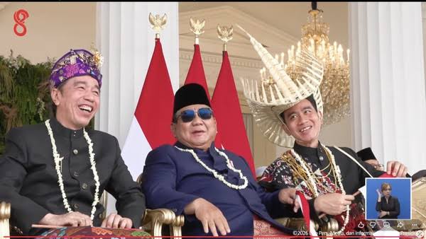 MOMEN AKRAB DI ISTANA, PRESIDEN PRABOWO DIAPIT JOKOWI DAN GIBRAN SAAT ATRAKSI RAFALE HUT KE-81 RI