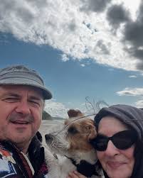 😎Kochani!🐶Z okazji Dnia Psa, najwspanialszego święta jakie wymyślił  człowiek, życzenia dla wszystkich kolegów i koleżanek.🐶Zróbcie sobie z tej  okazji, tak jak ja, zdjęcia z Waszymi ludźmi.🐶Niech się  cieszą.🐶Pamiętajcie, dzisiaj tylko hołdy, smaczki