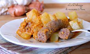 Preparare il sugo, spezzettarla e proseguire. Salsiccia E Patate Al Sugo Ricetta Con Bimby E Senza