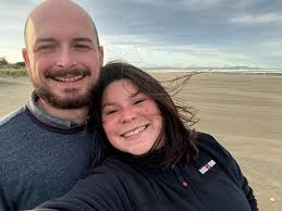 Seasonal keeper Jacey playing some holiday tunes for Fiona!🎵🎶🎵