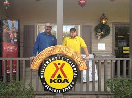 File:Tom and Operations Manager, Wayne Moulton at KOA Williamsburg  (10953229323).jpg