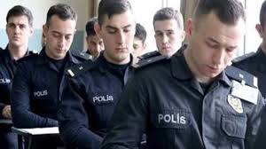 Eğitim dört yıl sürmekte ve komiser yardımcısı olarak mezun olunmaktadır. Polis Akademisi Baskanligi Duyurdu 8 Bin Polis Alinacak Polis Maaslari Ne Kadar
