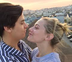 Lili Reinhart et Cole Sprouse (Riverdale) : Entre rupture et  réconcialiation ? Ils sortent du silence