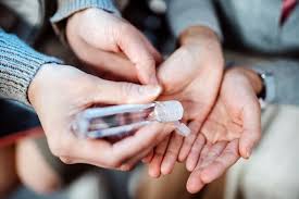 Le Gel Hydroalcoolique Dangereux Un Medecin Sonne L Alerte En 2020 Solution Hydro Alcoolique Chrononutrition Desinfectant Pour Les Mains