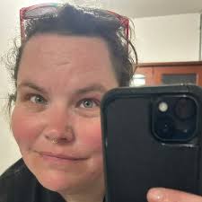 HEY! I'm just here to remind you that the laundry you forgot in the washer  is still waiting for you…..WELL GO GET IT SO WE CAN GO TO BED. 😊