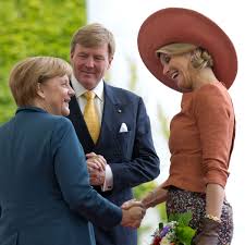 Auf instagram teilte die familie ein neues foto. Merkel Und Konigin Maxima Kurioses Missverstandnis Bei Zufallstreffen Politik