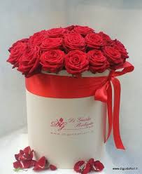 Dopotutto, si sa, non c'è nulla che faccia più effetto a una donna di un mazzo di rose rosse gigante. 50 Rose Rosse In Scatola Rose Rosse Fiorista Rose
