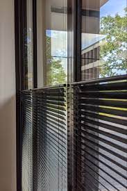 Elektrische aluminium jalousie, klemmlager ohne bohren, akkumotor mit fernbedingung steuern, sonnenschutz & hitzeschutz, 25 mm lamellen weiß, für fenster und türen bewertungen. Elektrisch Verfeinert Jalousien Innen Jalousien Wohungsdekoration