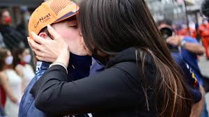 May 24, 2021 · max verstappen schwebt auf wolke sieben, und zwar in jeder hinsicht. Kuss Von Kelly Piquet Max Verstappen Gluck Im Spiel Und In Der Liebe Krone At