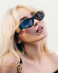 2024 est définitivement son année ! Sabrina Carpenter devient la nouvelle  muse de Versace. Elle est la star de la nouvelle campagne eyewear de la  griffe à la Méduse. Pour sa première