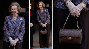 La reina Sofía rescata su bolso Chanel más icónico