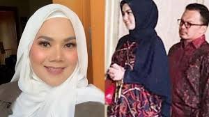 Ini foto foto sarita abdul mukti saat masih muda, netizen jennifer dunn lewat. Jennifer Dunn Asyik Pamer Rumah Mewah Sarita Abdul Mukti Kini Malah Jual Rumah Mewahnya Tribun Sumsel