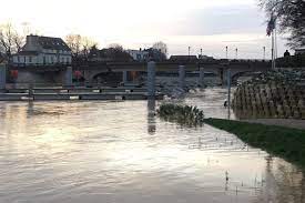 Une inondation est la submersion d'une zone (rapide ou lente) qui peut être provoquée de plusieurs façons, par des pluies importantes en durée et (ou) en intensité. Inondation Le Quai Sous L Eau A Meaux Jusqu A Quand La Marne