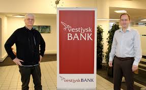 Vestjysk bank er et aktiedrevet selskab med flere end 37.000 aktionærer, som deler bankens bankens 15 afdelinger rundt i landet beskæftiger mere end 430 medarbejdere, som betjener kunder. Skjern Handbold Og Vestjysk Bank Forlaenger Samarbejdet