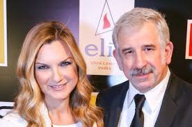Check spelling or type a new query. Ayth Einai H Syzygos Toy Petroy Filippidh Poy Paramenei Sto Pleyro Toy Ti Les Twra