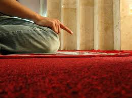 Doa iftitah berbunyi allaahu akbaru kabiraa walhamdulillaahi katsiiraa, wa subhaanallaahi bukratan wa'ashiilaa, innii wajjahtu wajhiya lilladzii dan selengkapnya. 10 Doa Mustajab Selepas Tahiyat Akhir Dan Sebelum Salam Islam Itu Indah