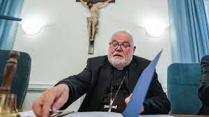 In einem dreiseitigen brief hat kardinal marx dem papst angeboten, auf das amt des erzbischofs von. Kardinal Marx Zieht Sich Zuruck Deutschlands Kirchenfurst Tritt Ab Politik