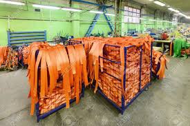 Taller De Costura Para La Producción De Nylon Correas De Sujeción.  Contenedor De Malla De Metal Con Cintas De Nylon Para La Fabricación De  Eslingas De Carga Suaves. Fotos, Retratos, Imágenes Y