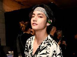 V topped the list by beating famous international. Bts V Named Most Handsome Man Of 2020 Taehyung Beats Zayn Malik Robert Pattinson Hrithik Roshan For Title Pinkvilla