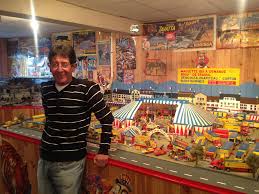 Un chapiteau est une grande tente qui sert de salle de spectacle pour le cirque. 3mja Home Facebook