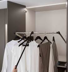 Les Amenagements Interieurs Simplifient Votre Quotidien Dans Le Dressing Rangement Placard Salon Mezzanine Et Amenagement Interieur
