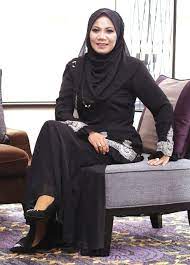 Pewarisan gelar datuk dalam tradisi minangkabau, berbeda dengan tradisi melayu yang lain, gelar datuk dapat diwariskan menurut sistem matrilineal. Ibu Hanim Mendepani Cabaran