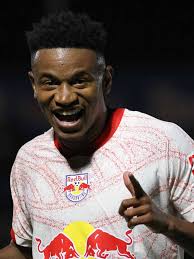 Bragantino bate o Vitória de virada e entra no G6 do Brasileirão