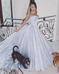 Kürzlich überraschte ariana grande die welt mit ihrer hochzeit. Ariana Grande On M Ariana Grande Outfits Grammy Dresses Ariana Grande Style