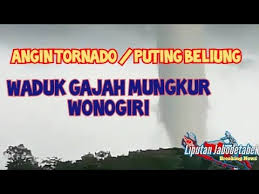 Angin puting beliung terjang waduk gajah mungkur, berputar cukup lama, sempat buat geger warga. H1doqjr1k8b3om