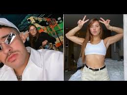 Benito por primera vez se deja ver en público con su novia y dice en el disco que en 9 meses saca otro disco y se retira, ¿alguien más se dio cuenta del mensaje?, a ver. Conoce A La Novia De Bad Bunny Gabriela Berlingeri Youtube