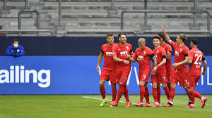 De poging vanaf de rechterkant van het strafschopgebied werd gestopt in de rechterbenedenhoek. Nach Sieg Auf Schalke Fc Augsburg Schiesst Gleich Doppelt Gegen Den S04 Fussball Addict