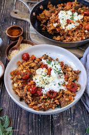 hackfleischpfanne mit kritharaki tomaten und feta rezept hackfleischpfanne fleisch gerichte mediterrane kost