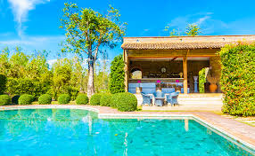 Quelle essence de bois choisir ? Quels Arbustes Et Plantes Autour De La Piscine