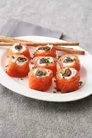 Disponete le fettine di salmone sulla spianatoia (se piccole, accostatene 2) connubio salmone e philadelphia, quindi sono certa che saranno gustosissimi! Rotolini Di Salmone E Datteri Sale Pepe