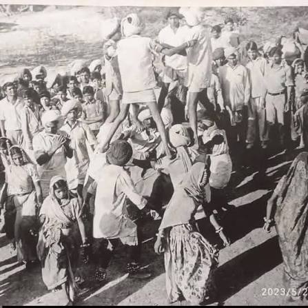 90 के दशक का झाबुआ— रतलाम जब भील समुदाय अपनी पारंपरिक वेशभूषा और सांस्कृतिक पहचान के साथ समृद्ध रीति-रिवाज़ों की एक जीवंत छवि प्रस्तुत करता ...