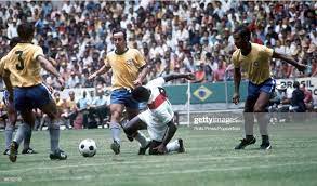 ● na primeira copa do mundo transmitida ao vivo, com imagens ainda em preto e o brasil diminuiu o ritmo, trocando passes e procurando esfriar o jogo. World Cup Finals Guadalajara Mexico 14th June Brazil 4 V Peru 2 World Cup Final World Cup Brazil Football Team