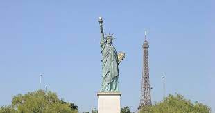 Standing 305 feet high, it represents a woman holding a torch in her raised right hand and a tablet bearing the adoption date of the declaration of independence in her left. Freiheitsstatue Nachbau In 15th Arrondissement Of Paris Frankreich Sygic Travel