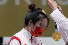 杨倩（2000年7月10日 － ），中国女子射击运动员，浙江省 宁波市 鄞州区 姜山镇杨家弄村人 。 2021年7月24日，在2020年夏季奧林匹克運動會射擊女子10公尺空氣步槍比賽中刷新奥运会纪录并获得金牌。. Met8of7lt1td2m