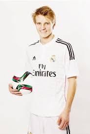 Find the best real madrid logo wallpaper hd on wallpapertag. Martin Odegaard Posando Con La Camiseta Del Real Madrid Real Madrid Camisetas Posar