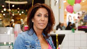 'na de documentaire over andré hazes kwam iedereen ervoor uit dat ze van hem de vader van rachel hazes ontkent een relatie te hebben gehad met zangeres daantje lurks, maar de. Rachel Hazes Nodigt Angela De Jong Uit Voor Thee Na Haatcolumn Linda Nl