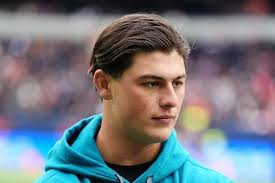 Louis Rees-Zammit flies in to America to decide future and attend Super  Bowl