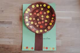 Un lapin mignon en assiette de carton recyclée une activité manuelle facile en papier que même un enfant de ans pourra réaliser. Un Arbre D Automne Avec Une Assiette En Carton Et Des Gommettes Le Carnet D Emma