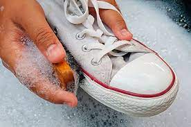 Como Lavar Tenis Blancos De Tela Sin Que Queden Amarillos Lavar Tenis Blancos Como Lavar Tenis Como Limpiar Zapatos