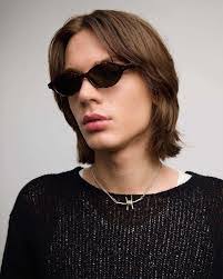 Hazel Moss's Instagram, Twitter & Facebook