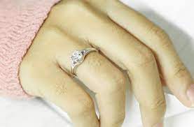 Cincin tunangan emas putih terdiri dari campuran 75% emas murni dan 25% perak, timah, nikel, atau platinum sehingga mampu menghasilkan warna putih berkilau. Cincin Tunangan Emas Putih Tren Masa Kini V Co Jewellery News