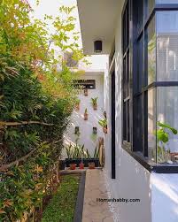 Penataan halaman rumah minimalispenataan halaman sempit rumah minimalisterkecuali untuk membuat cantik halaman rumah minimalis, hadirnya terkecuali untuk membuat cantik halaman rumah minimalis, hadirnya taman bisa jadi arena untuk sekedar duduk enjoy beri kesegaran fikiran. 6 Inspirasi Desain Taman Lorong Samping Rumah Yang Cantik Dengan Ukuran Lahan 1 5 X 3 M Homeshabby Com Design Home Plans Home Decorating And Interior Design